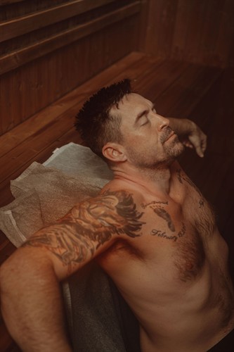Relaxation in the Sauna.      Credit for photo goes to @slatemediacreative and @hannahlorsch