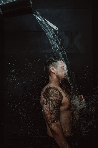Rinsing off prior to the cold PLUNJ.      Credit for photo goes to @slatemediacreative and @hannahlorsch