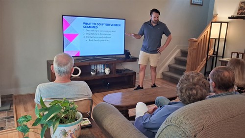 Gallery Image technology_assistant_online_scam_prevention_talk_group_lesson_presentation.jpg