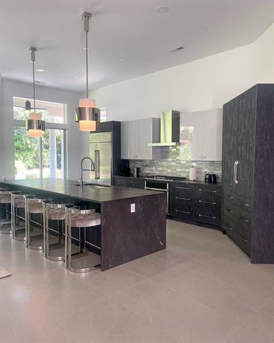 This stunning kitchen showcases elegant Ida 4 Lioher cabinets paired with luxurious Calacatta Nero quartz countertops, creating a perfect blend of style and functionality.