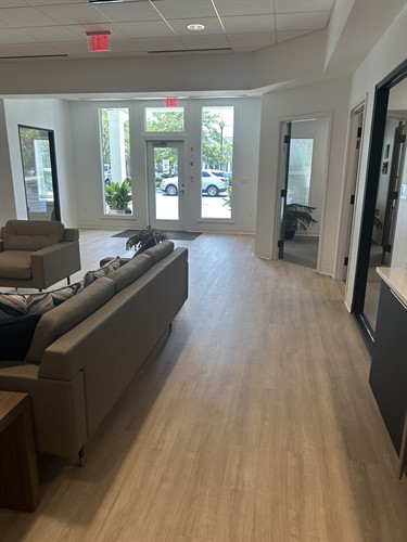 Gallery Image Lobby_toward_door.jpg