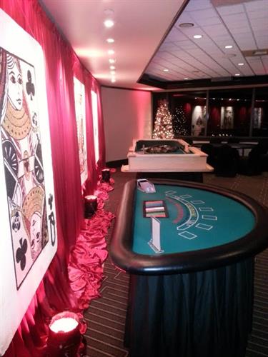 Large cards and blackjack tables