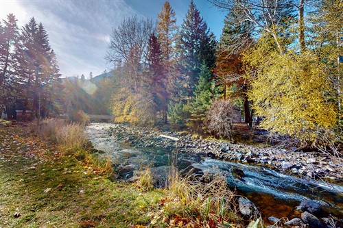 Chimney Lake riverfront vacation rental 