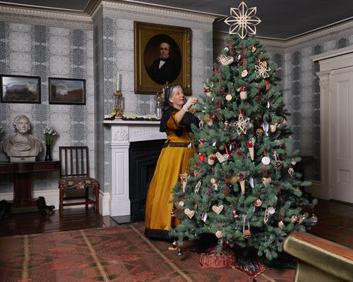 Candlelight Stroll invites visitors to step into the past and experience 400 years of seasonal and holiday traditions in the Puddle Dock neighborhood. The Museum’s furnished historic houses are adorned with handmade decorations created from greens and dried flowers from the Museum’s heirloom gardens. 