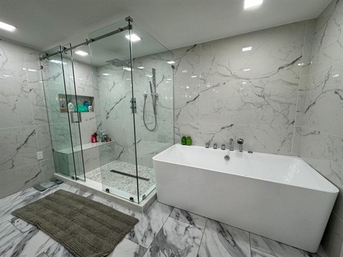 Bathroom in Edgewater, Miami, after a cleaning by Golden Sparkle