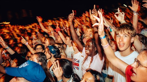 Gallery Image worship_crowd.jpg