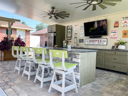 Outdoor kitchen with NatureKast cabinets