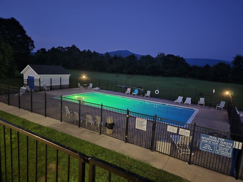 Outdoor Seasonal Pool (May - September)