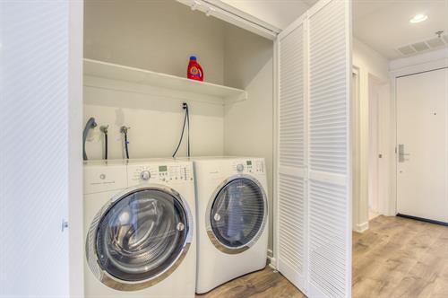 Beverly Hills 2 Bedroom - In Unit Washer/Dryer Beverly Hills 2 Bedroom - In Unit Washer/Dryer