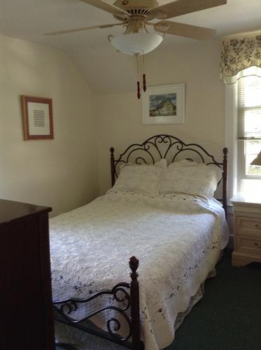 Guest bedroom- queen bed
