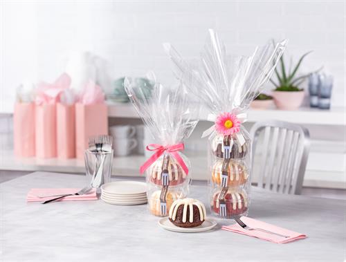 Gallery Image NbC_9351_Valentine's_Day_Bundtlet_Towers-HZ_2022.jpg