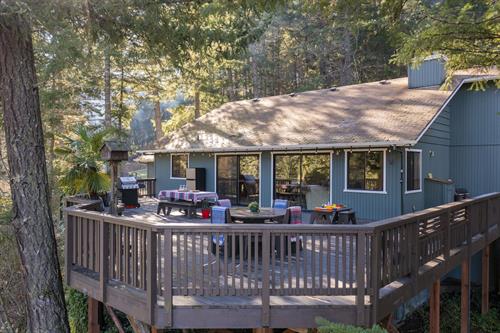 Rogue Retreat House - 2 Story Home 4 bedrooms 3 bathrooms full kitchen hot tub huge deck with BBQ