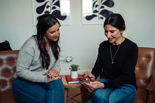 Lincoln Park Therapy Group. Collaborative therapy session in Chicago. Individual and couples counseling.