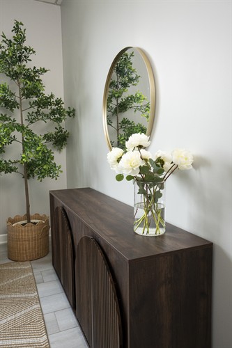 Lakeview therapy office interior. Warm wood, greenery, and soft details create a calm setting for individual therapy in Chicago.