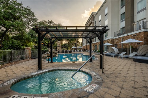 Gallery Image HDR_0164-2_pool_looking_over_hot_tub_west.jpg