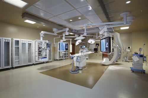 The cardiovascular hybrid suite is the largest of its kind in Arizona*. It includes both a cardiac catheterization lab and cardiovascular surgery capabilities minimizing the need to move the patient for multiple cardiac procedures. 
