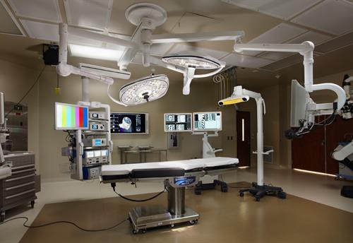 The neuro suite offers 3D image-guided technology so the surgeon has improved visualization during surgery and the ability to navigate through critical brain anatomy and spinal structures while minimizing contact with “uninvolved” tissue.