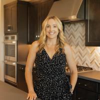 Get to Know Janine Igliane