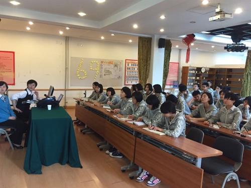 Bo Qiao teaching aesthetics class in Beijing