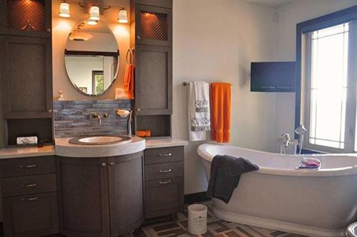 Perfectly painted bathroom is ready for relaxation!