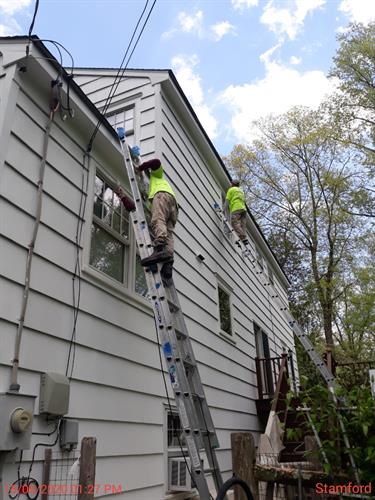 Dedicted crews paint homes fast!