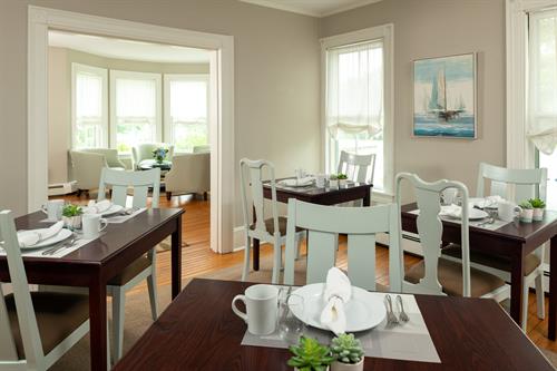 Gallery Image Common_Area_-_Dining_Room_(3).jpg