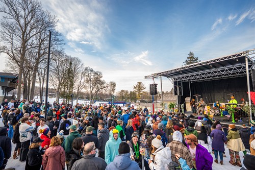 Taking the event outdoors with a full stage and PA system to keep the crowd connected and the energy going. From the stage setup to clear, reliable sound, OAV helps bring live events to life.