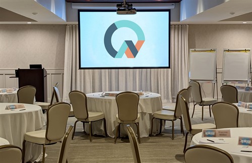 A simple setup, done thoughtfully. From the screen to the details that often go unnoticed, every element plays a role in helping an event run smoothly. At OAV, we bring the same care and attention to every room, no matter the size.