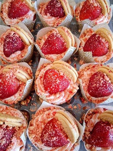 Strawberry Cupcakes - Topped with fresh strawberries and a golden oreo