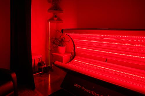 Red & Near-Infrared Light Bed - Helps improve blood flow, reduces pain (anti-inflammatory effects), and muscle recovery. 