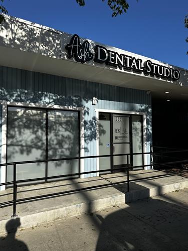 Gallery Image Front_of_Building_2.jpg