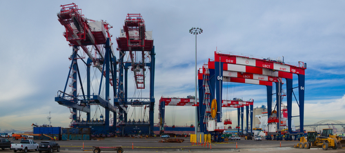 New cranes arrive at Middle Harbor (Pier E)
