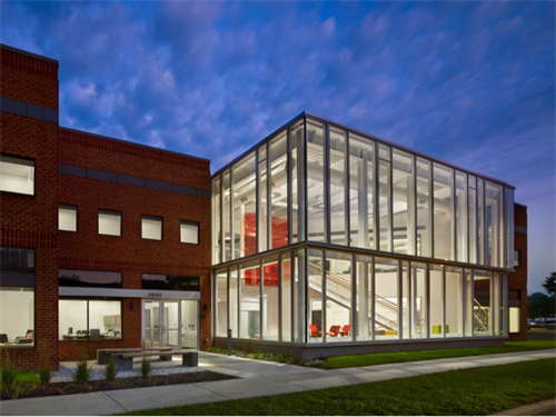 Roessner Hall is a modern, technologically advanced academic facility, designed to enhance synergy and collaboration among departments such as business, economics, and political science.
