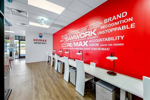 Gallery Image RE_Max_Boutique_Realty_Offices_(small)-29.jpg