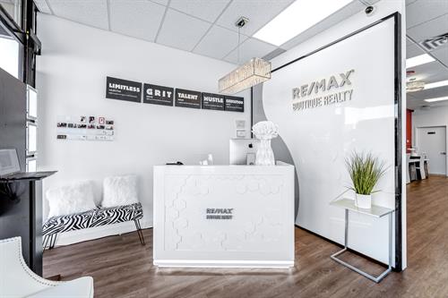 Gallery Image RE_Max_Boutique_Realty_Offices_(small)-9.jpg