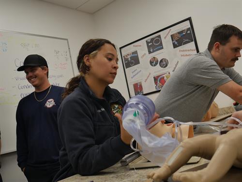 Gallery Image Student_confident_bagging_after_intubation(4).JPG