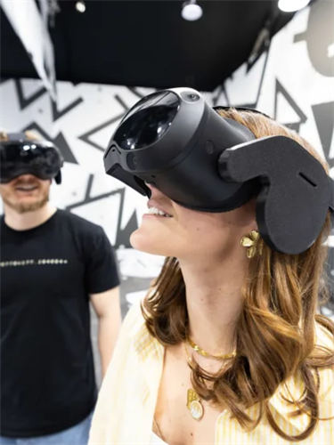 Interactive virtual reality in a free roaming space.