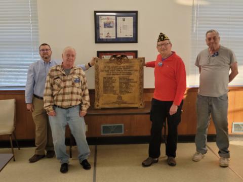 Post 53 members presenting a WWI memorial plaque to the Darlington County Museum.