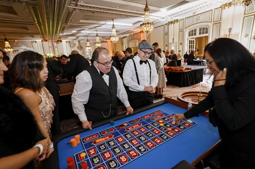 Players learning how to play roulette