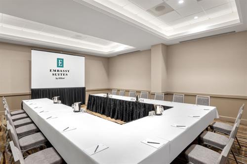 Harbor meeting room, can accommodate up to 50 people Harbor meeting room, can accommodate up to 50 people