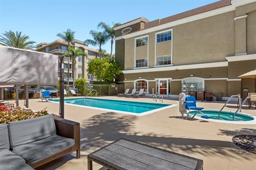 Heated Outdoor Pool & Jacuzzi