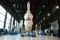 Gallery Image Saturn_V_with_trainees.jpg