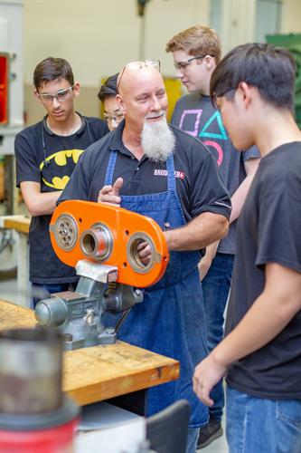 Dwight "Cleveye" Anderson explaining his work to students on a tour.