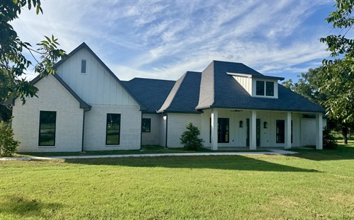Custom Home in Rainbow TX