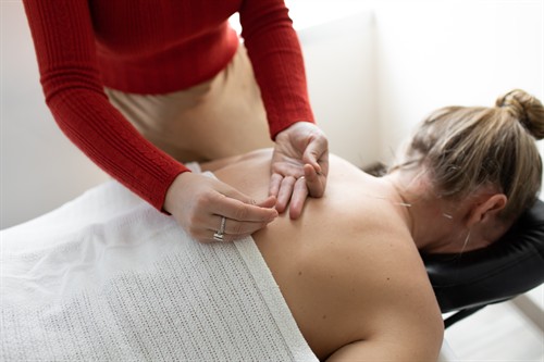Gallery Image Isabelle_Practicing_Acupuncture.JPG