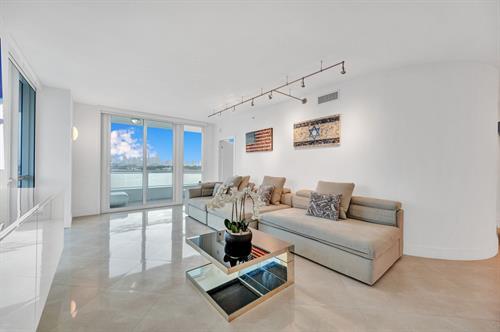 For Sale | Miami Beach | 3 Bed | 3.5 Bath | 1,991 sqft | Thuany Lauria (305) 606-2064