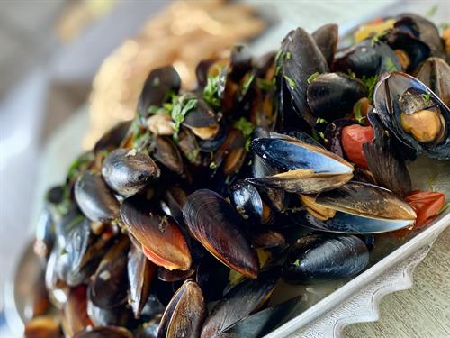 Steamed Mussels with Garlic, Tomatoes, and White Wine