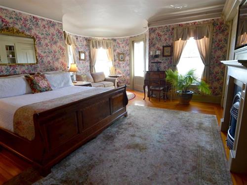Bill room with king bed and fireplace at Union Gables Inn