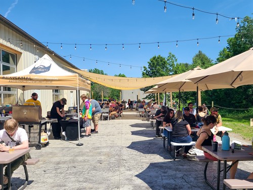 Outdoor dining at Artisanal Brew Works, a restaurant in Saratoga Springs featuring award-winning beer, a full food menu at Nature’s Edge Bistro, and a spacious terrace with live music, just minutes from downtown.