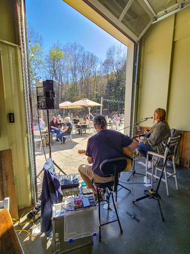 Enjoy outdoor dining and live music at Nature’s Edge Terrace at Artisanal Brew Works, a relaxed restaurant setting in Saratoga Springs just outside downtown.